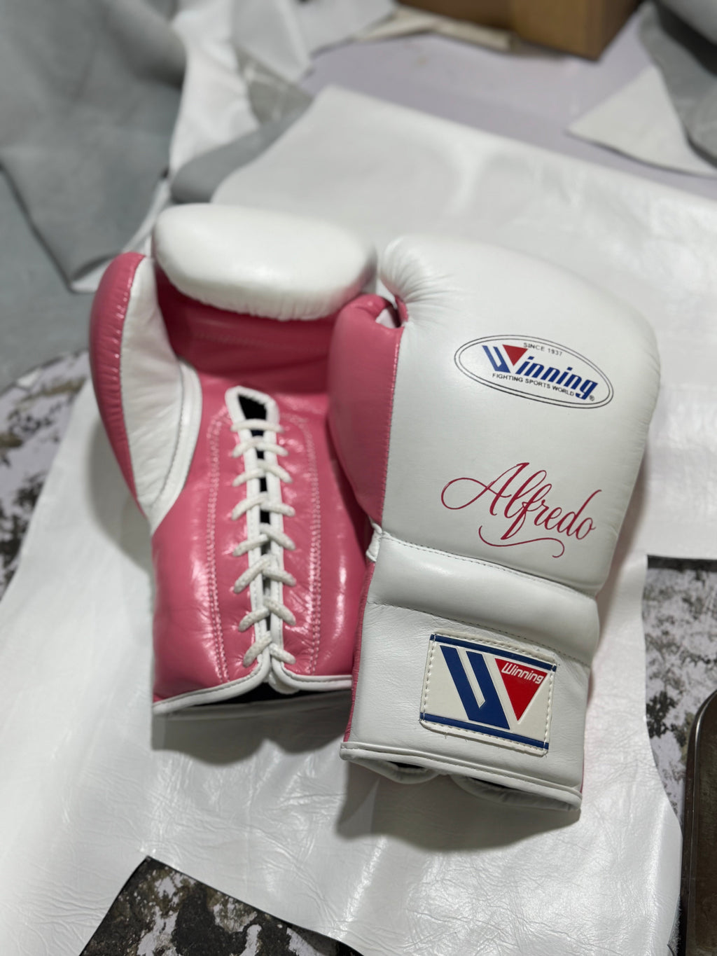 Winning Boxing Gloves White/Pink Lace-Up