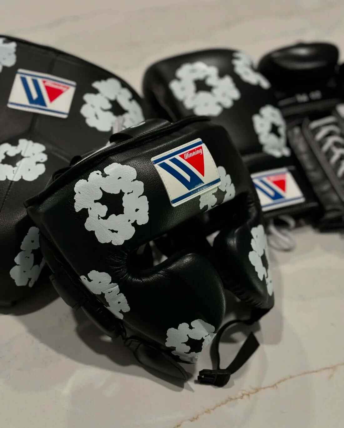Winning Boxing Set Black/White Customizable