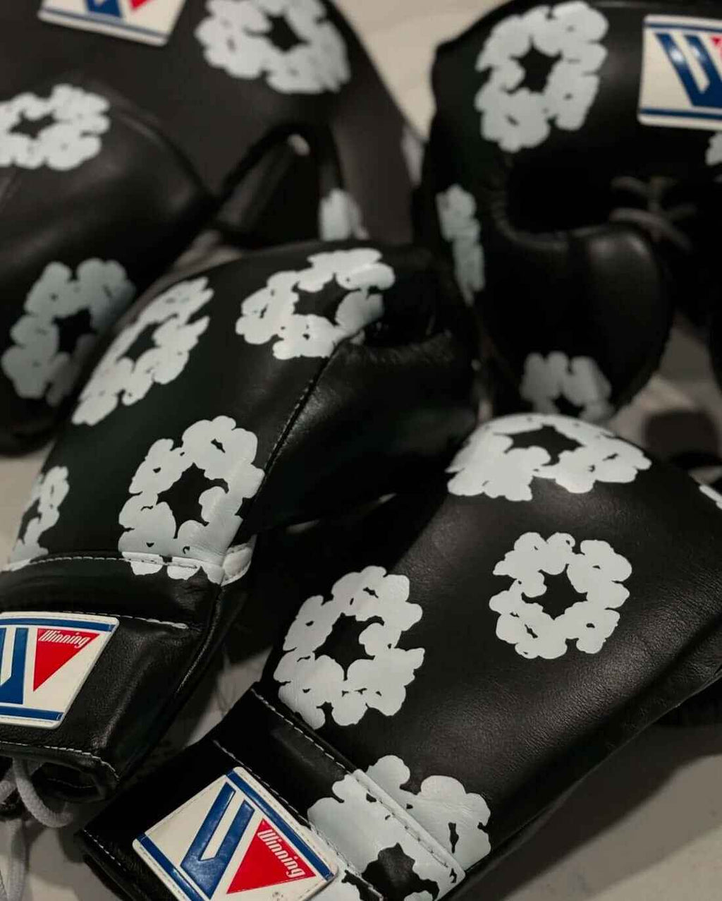 Winning Boxing Set Black/White Customizable